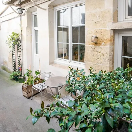 Follow The Arrow - Flat In The Center Apartment Tours