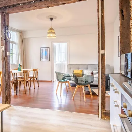 Follow The Arrow - Flat In The Center Apartment Tours
